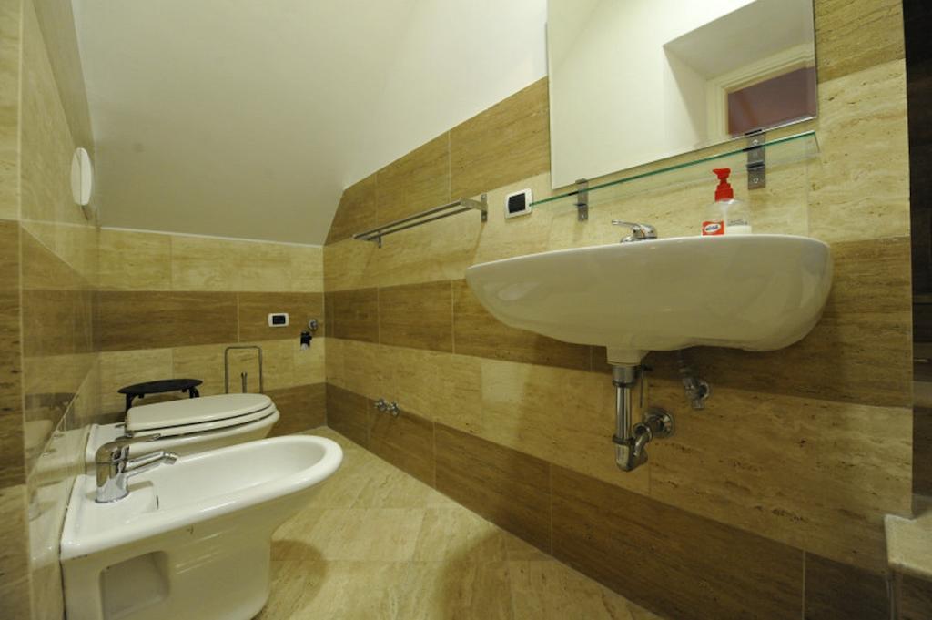 Hella Ibernesi 23 Fori Imperiali Inn, New Gestion! Róma Szoba fotó